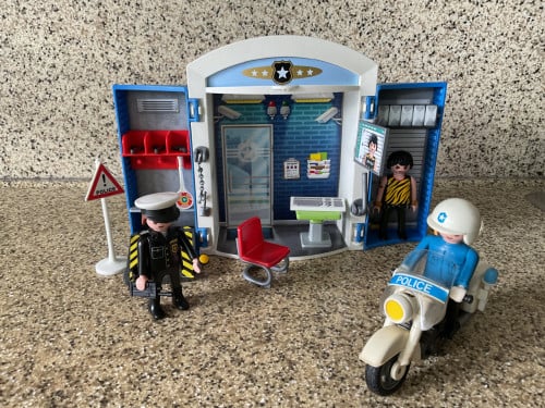 Playmobil politiebureau in meeneembaar koffertje.