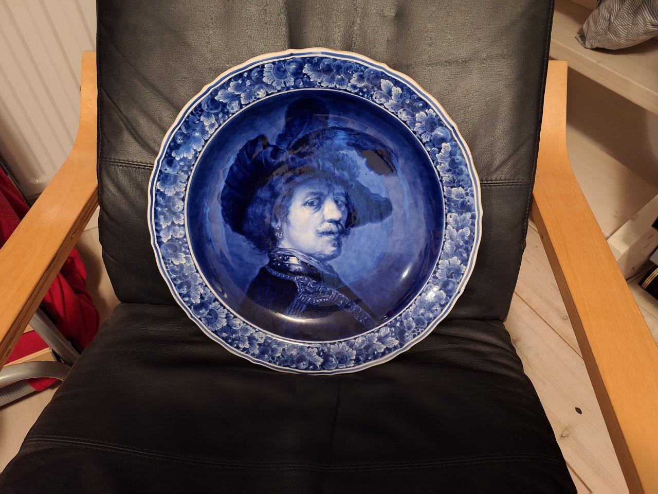 18e eeuwse Delfts aardewerk bord van Rembrand 41cm