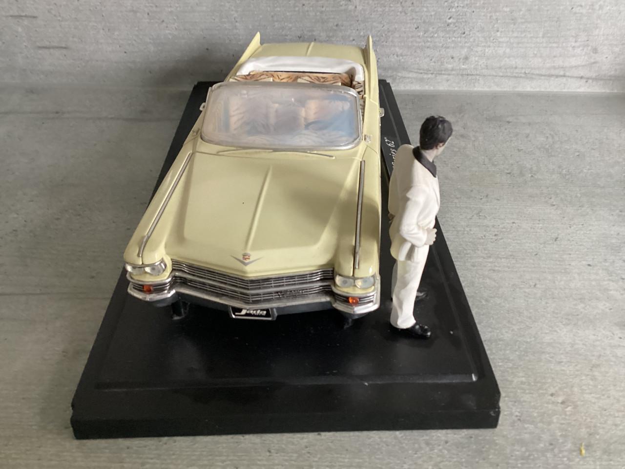 SCARFACE 1963 CADILLAC SERIE 62. SCHAAL. 1:18
