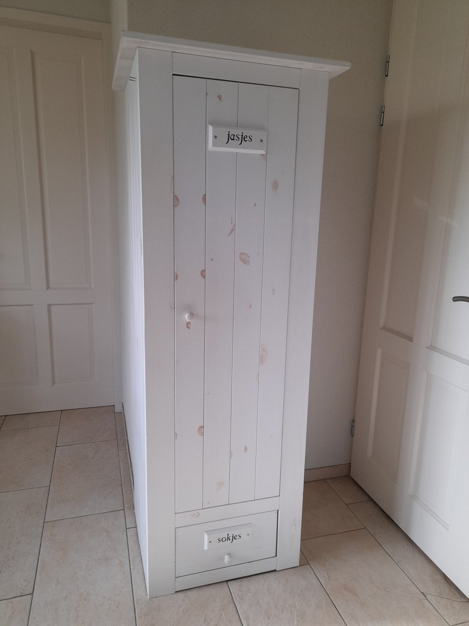 Leuke kast met hang en legplanken   56 x 67 x 179H  (in goede nette staat )