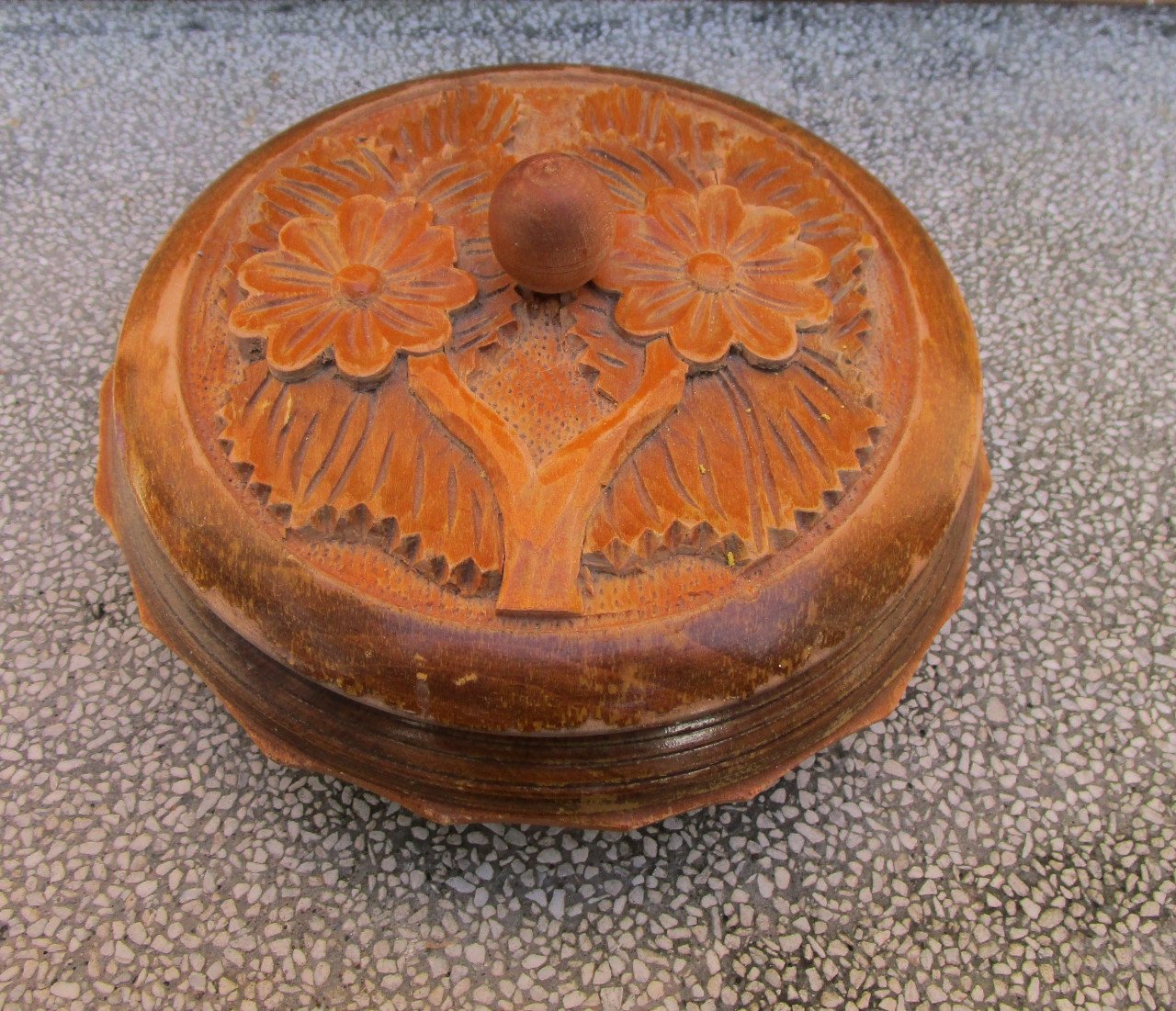 Mooi houten schaaltje met deksel.