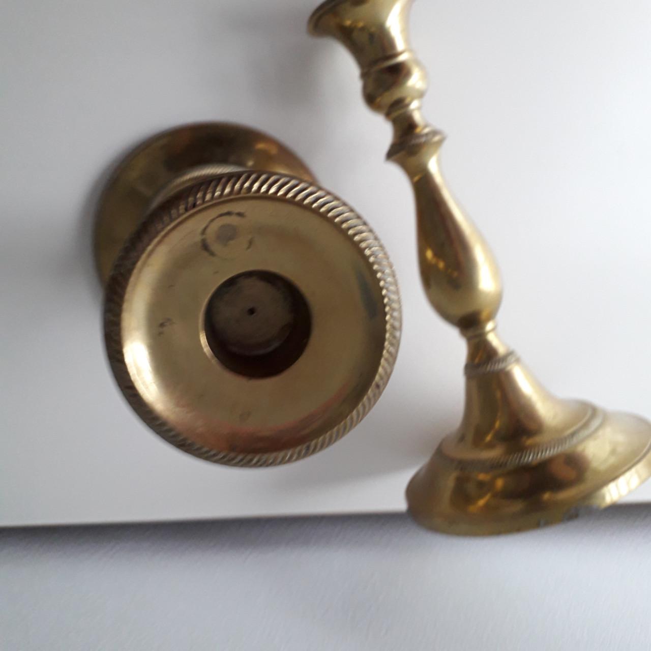 2 GROTE KOPEREN KANDELAARS.