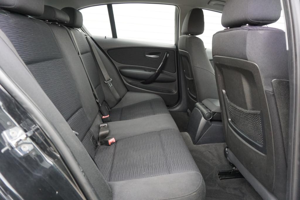 BMW 1 Serie 116i airco / elektr. ramen / parkeers. / lm velgen / apk t/m 09