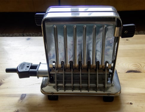 Te koop antieke broodrooster.