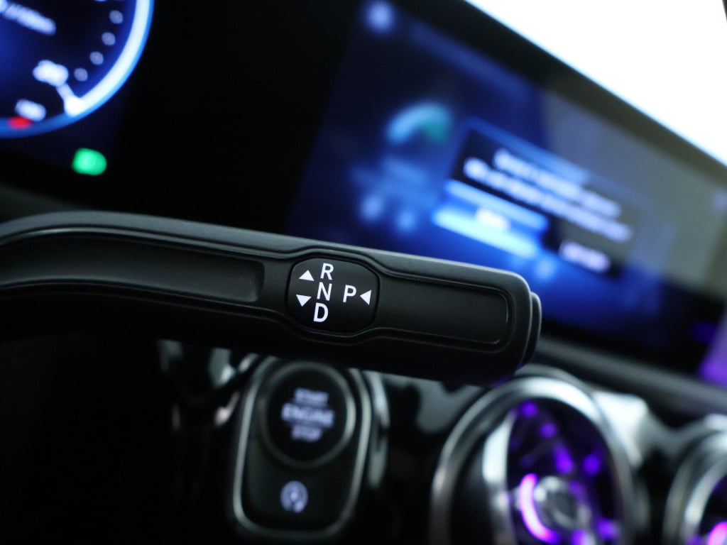 Mercedes-Benz A-Klasse 180 business solution amg | panoramadak | sfeerverli