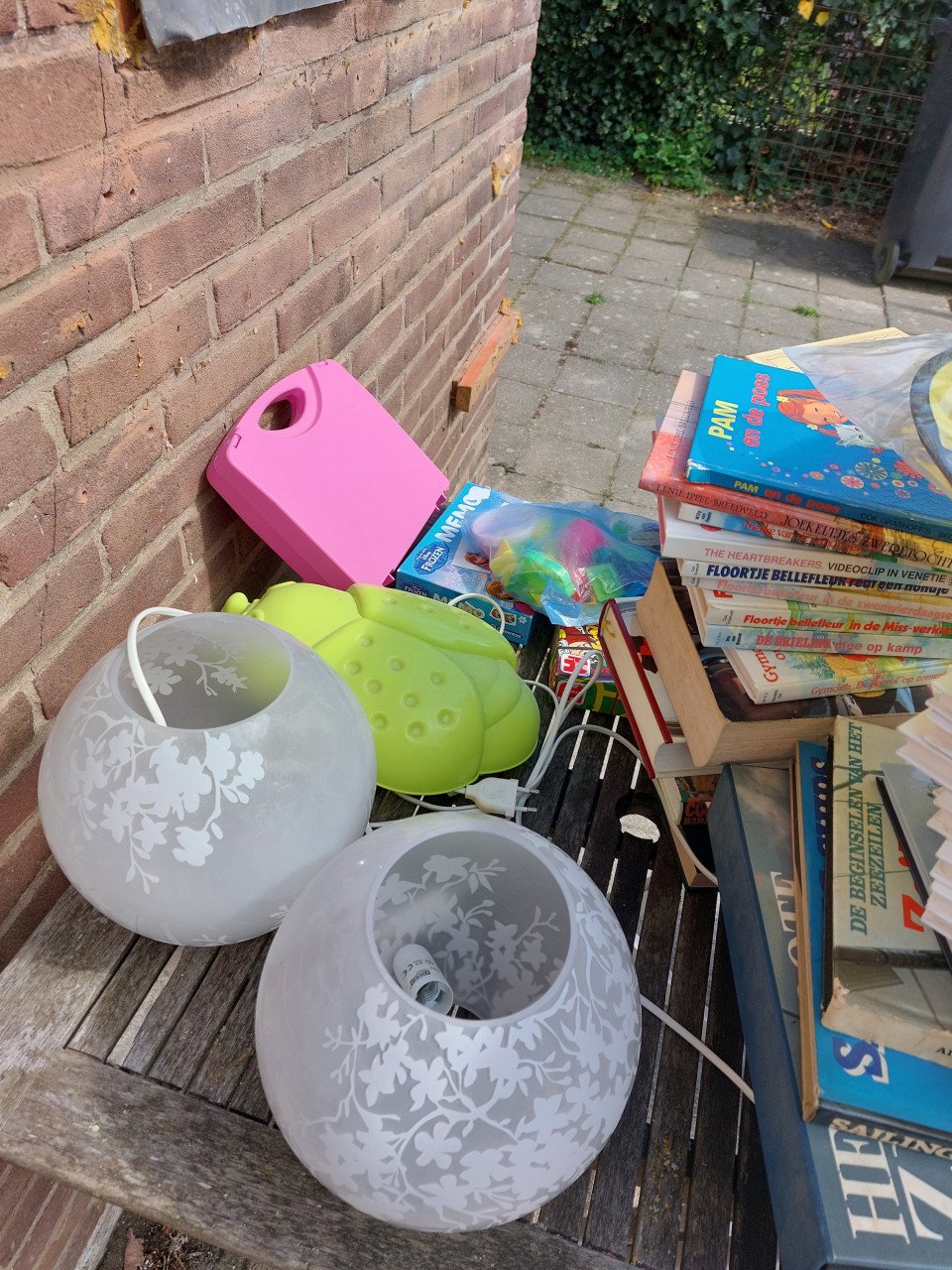 Gratis diversen rommelmarkt spullen (zie foto's)