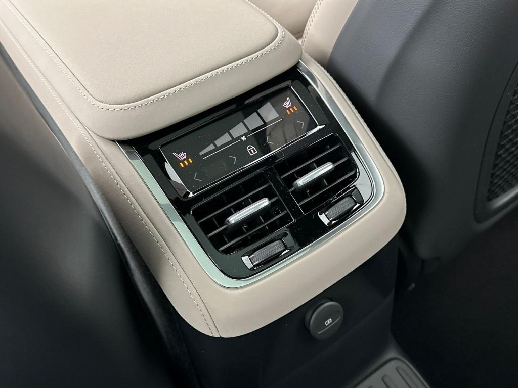 Volvo XC90 ultra bright recharge plug-in hybrid awd