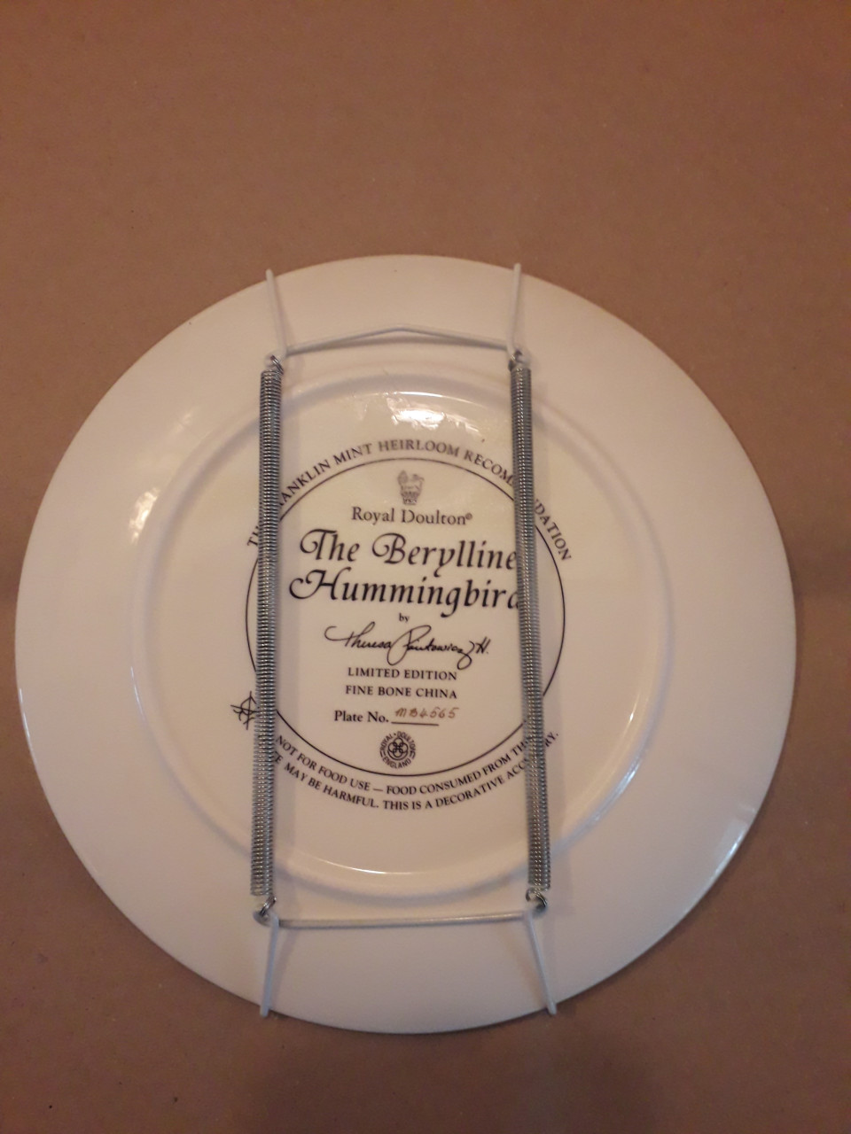 2 limited edition sierborden van Royal Doulton + 1 ongemerkt bord kolibrie