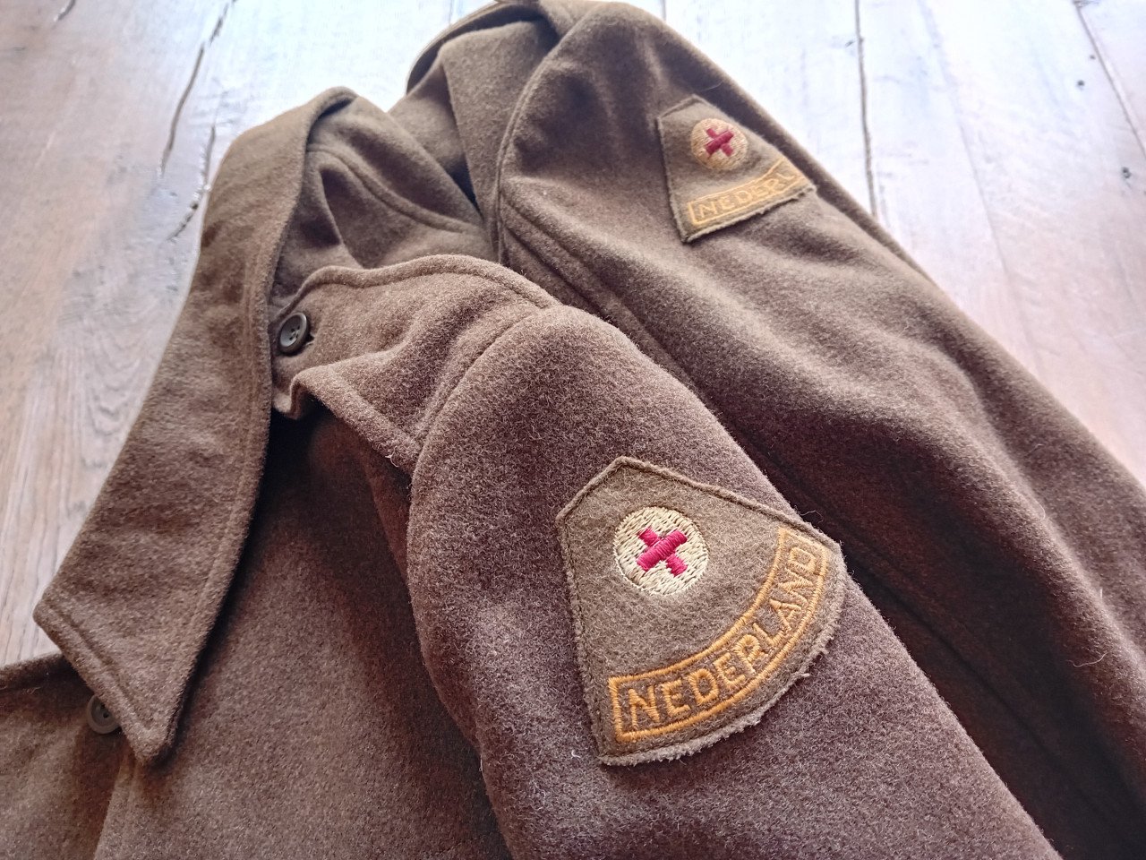 Compleet uniform Nederlands Vrouwenkorps (Ned Indie ca. 1947)