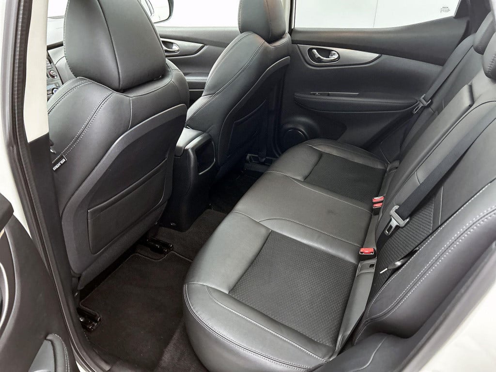 Nissan Qashqai 1.2 tekna | parkeer sensoren | lmv | panorama dak | navigati
