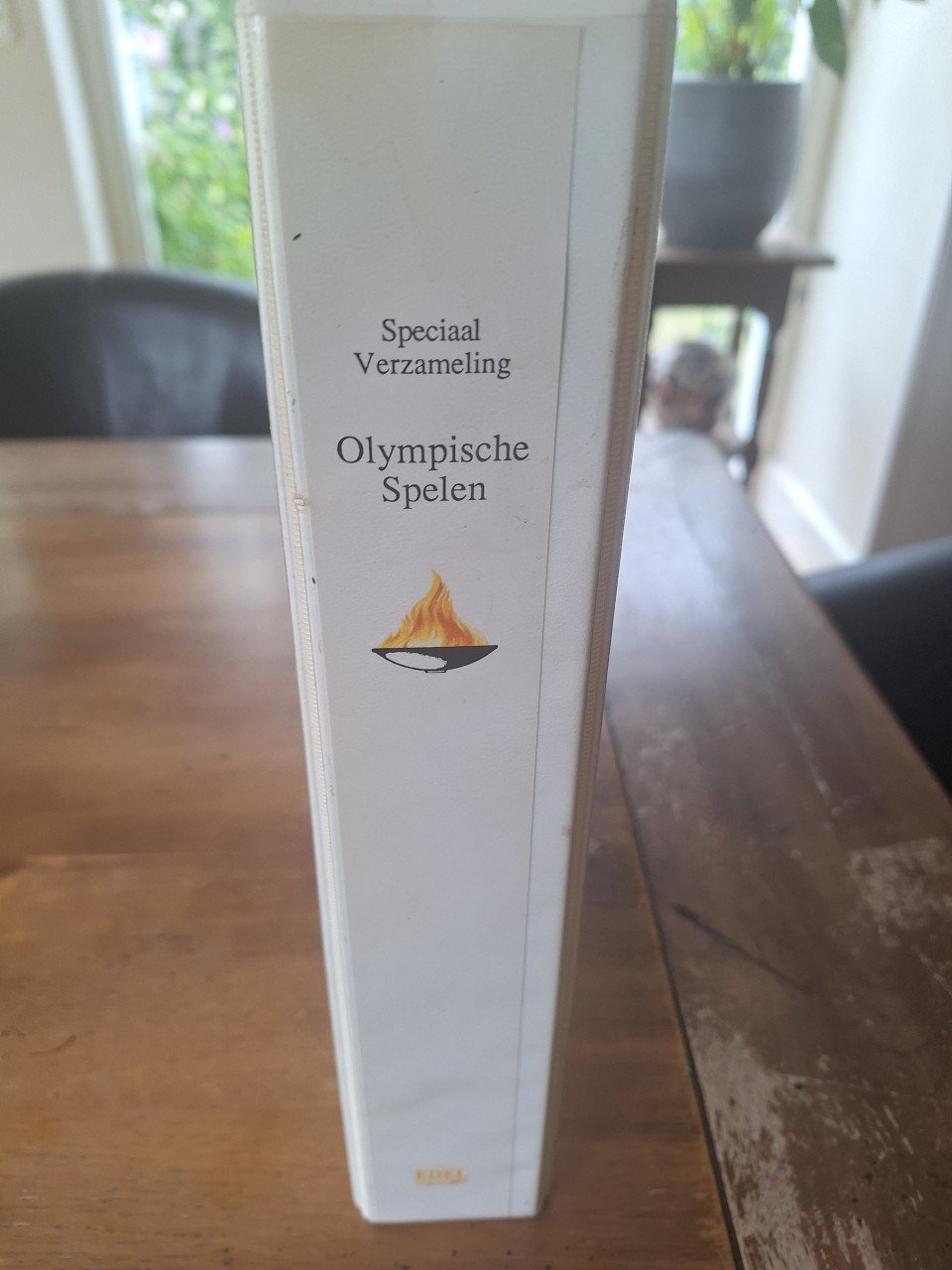 UNIEK INFORMATIE + POSTZEGEL BOEK OVER DE OLYMPISCHE SPELEN TOT 1996