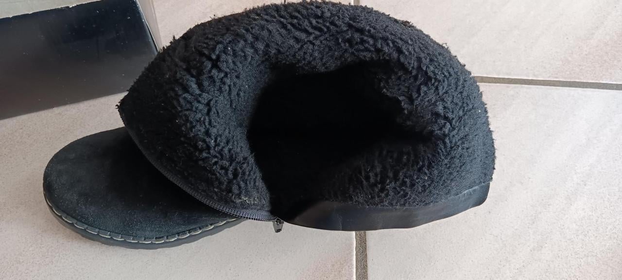 WARME GEVOERDE SUÈDE WINTERLAARZEN met goede zool.