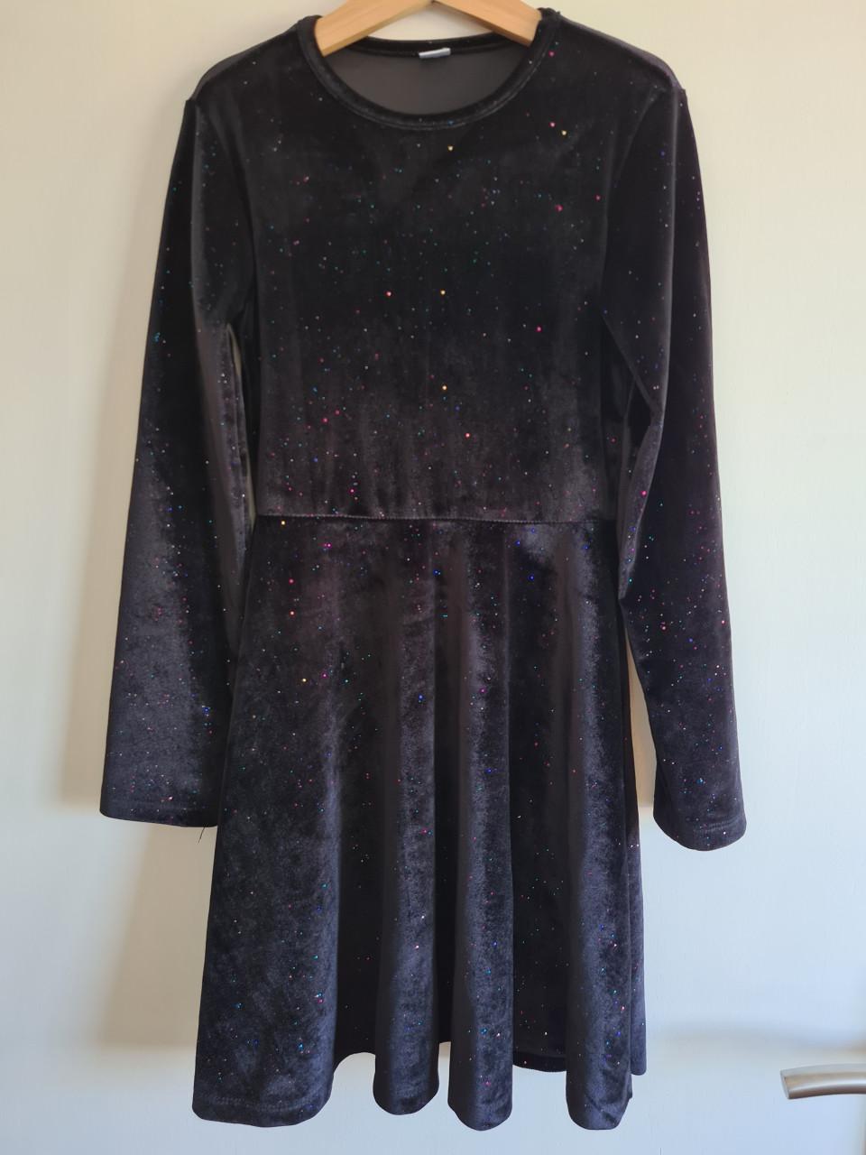 Zwart fluweel jurkje met glittertjes van Zeeman  Mt 134-140