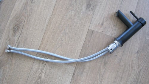 TE KOOP MAT ZWARTE WASTAFEL MENGKRAAN VOOR 20 EURO