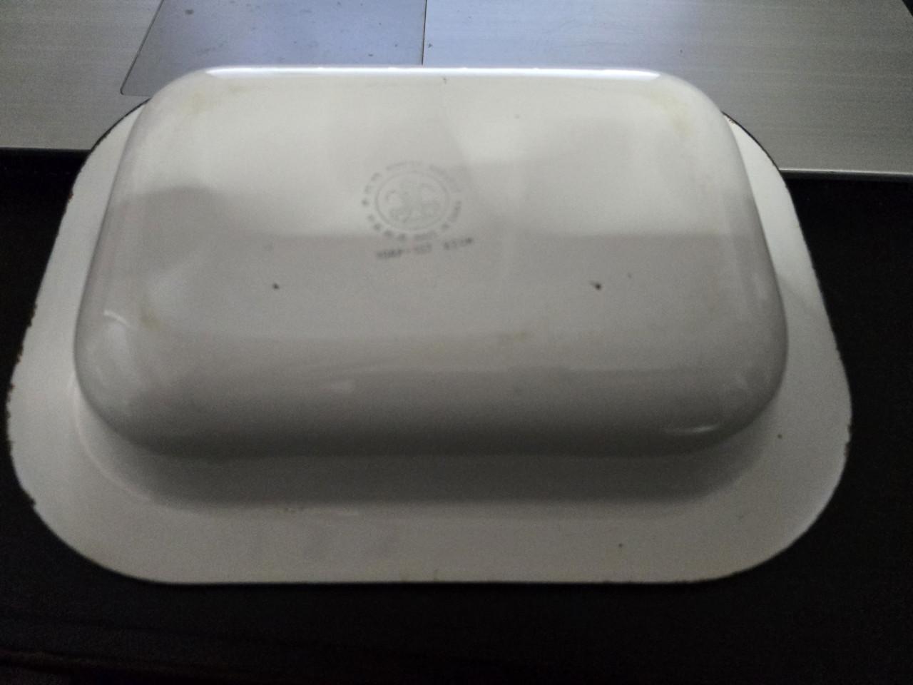 Vintage rechthoekige emaille schaal, wit met een donkerblauwe rand 22 cm