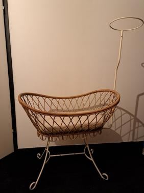 Wieg rotan met wit stalen frame