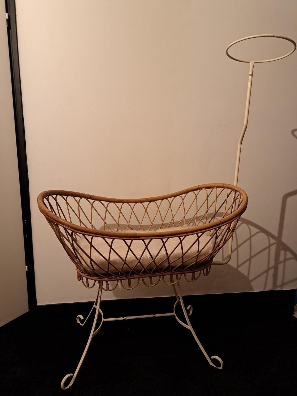 Wieg rotan met wit stalen frame