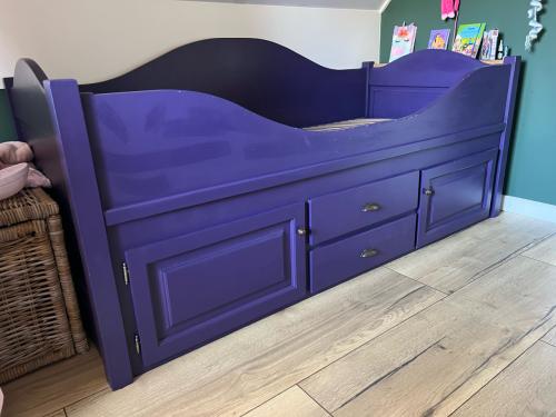 Paars geverfd kajuitbed