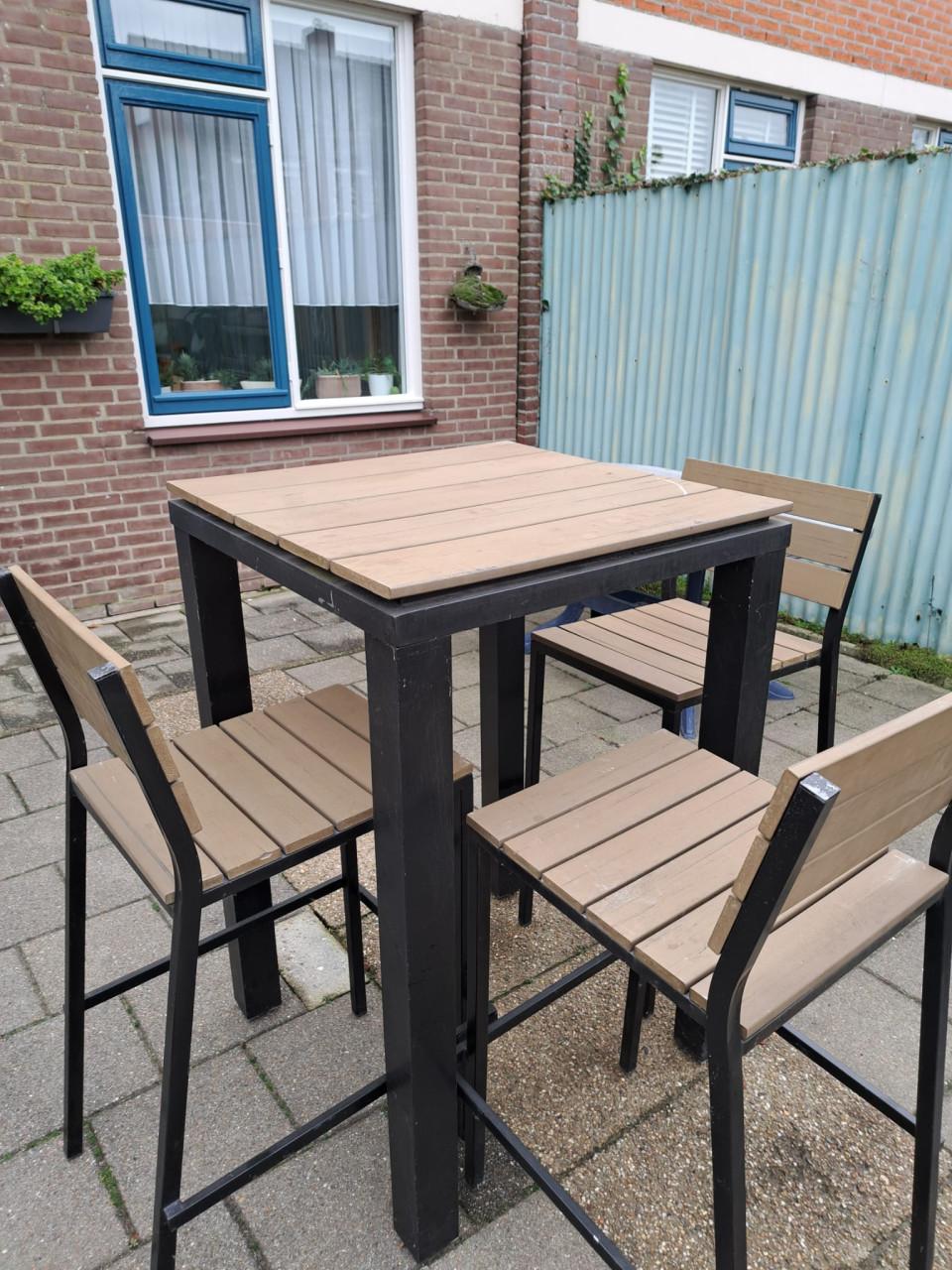 Bartafel en 4 stoelen