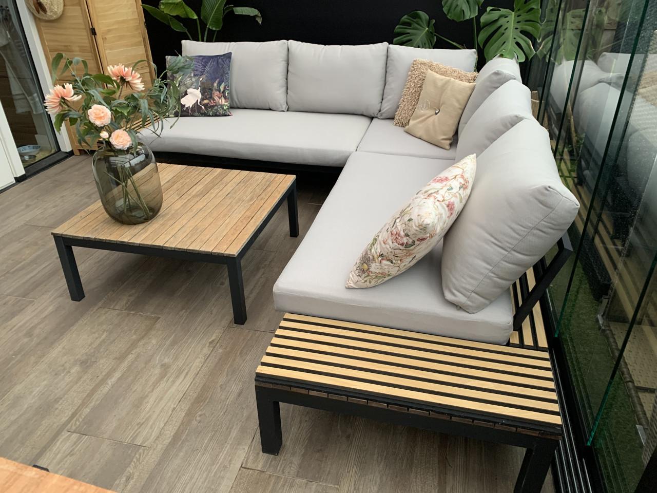 Loungset hout en Alminium, tafel, en kussens.