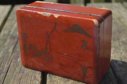 Klein rood laque doosje Japans (?)