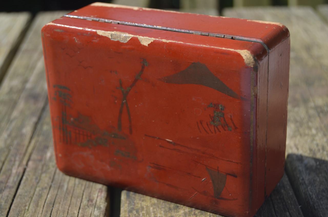 Klein rood laque doosje Japans (?)