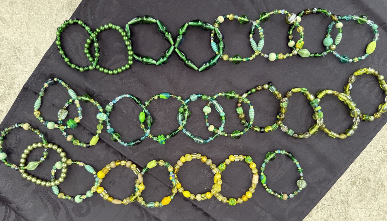 Armbandjes en Sleutelhangers. NIEUW met GLAZEN kralen. Passen altijd.