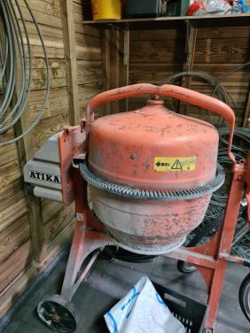 Te koop Akita profi betonmolen 145s