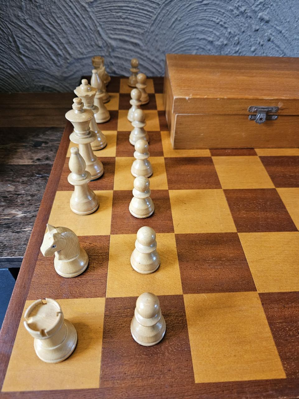 Vintage groot schaakspel met houten bord en Schaakstukken