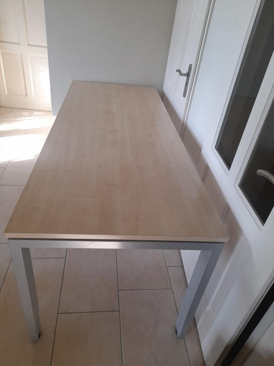 Bureau 80 x 200 (in hoogte verstelbaar van  62/82 cm) in goede staat!