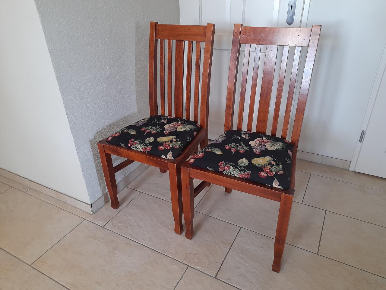 4 Mooie stevige  stoelen (in goede nette staat )  Mogen ook per 2 verkocht