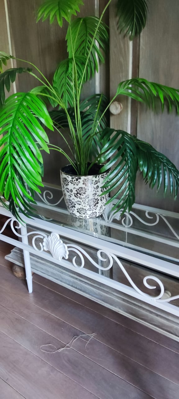 Stevige wit metalen side table / long john met glazen facet blad