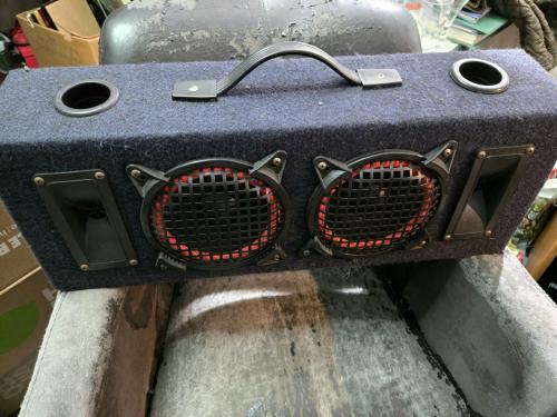 Robuuste speakerboombox met twee krachtige speakers en twee tweeters