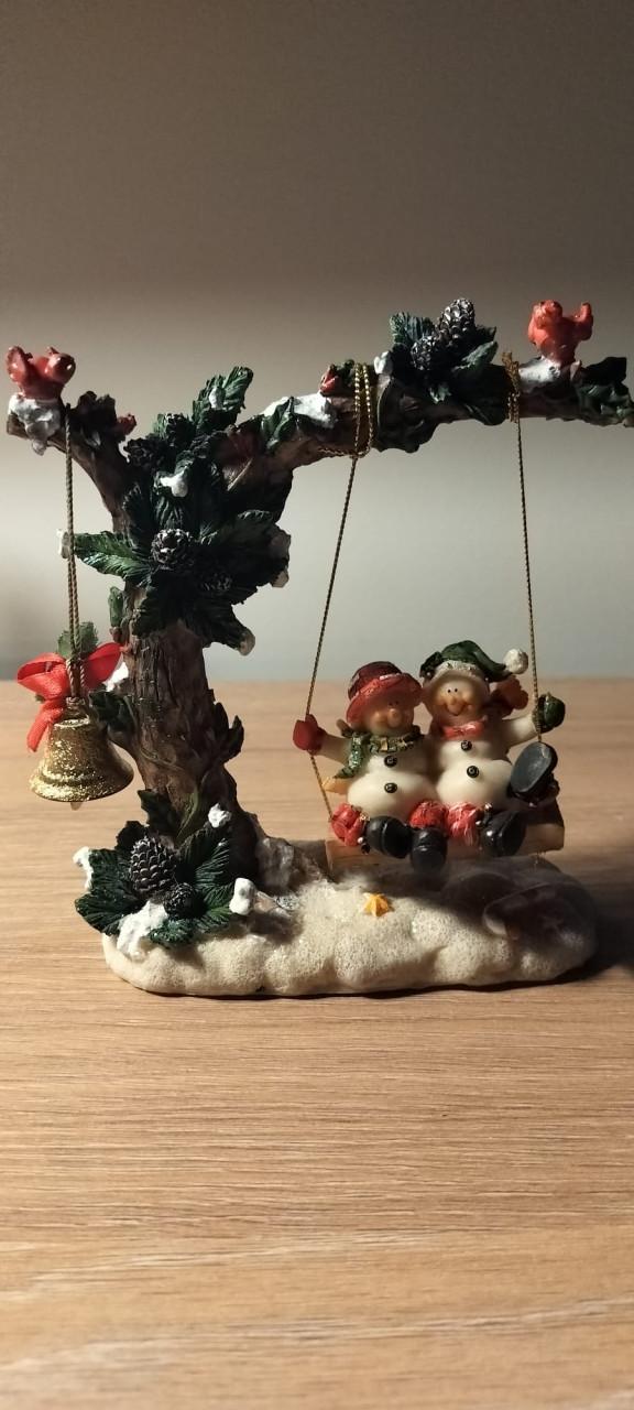Kerstbeeldje: Sneeuwpoppen op Schommel aan Boom