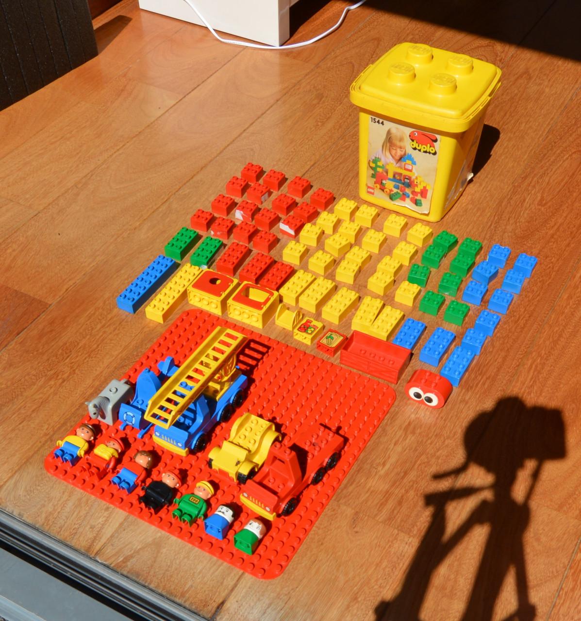Duplo emmer set (1544) + bouwplaat + voertuigen + poppetjes