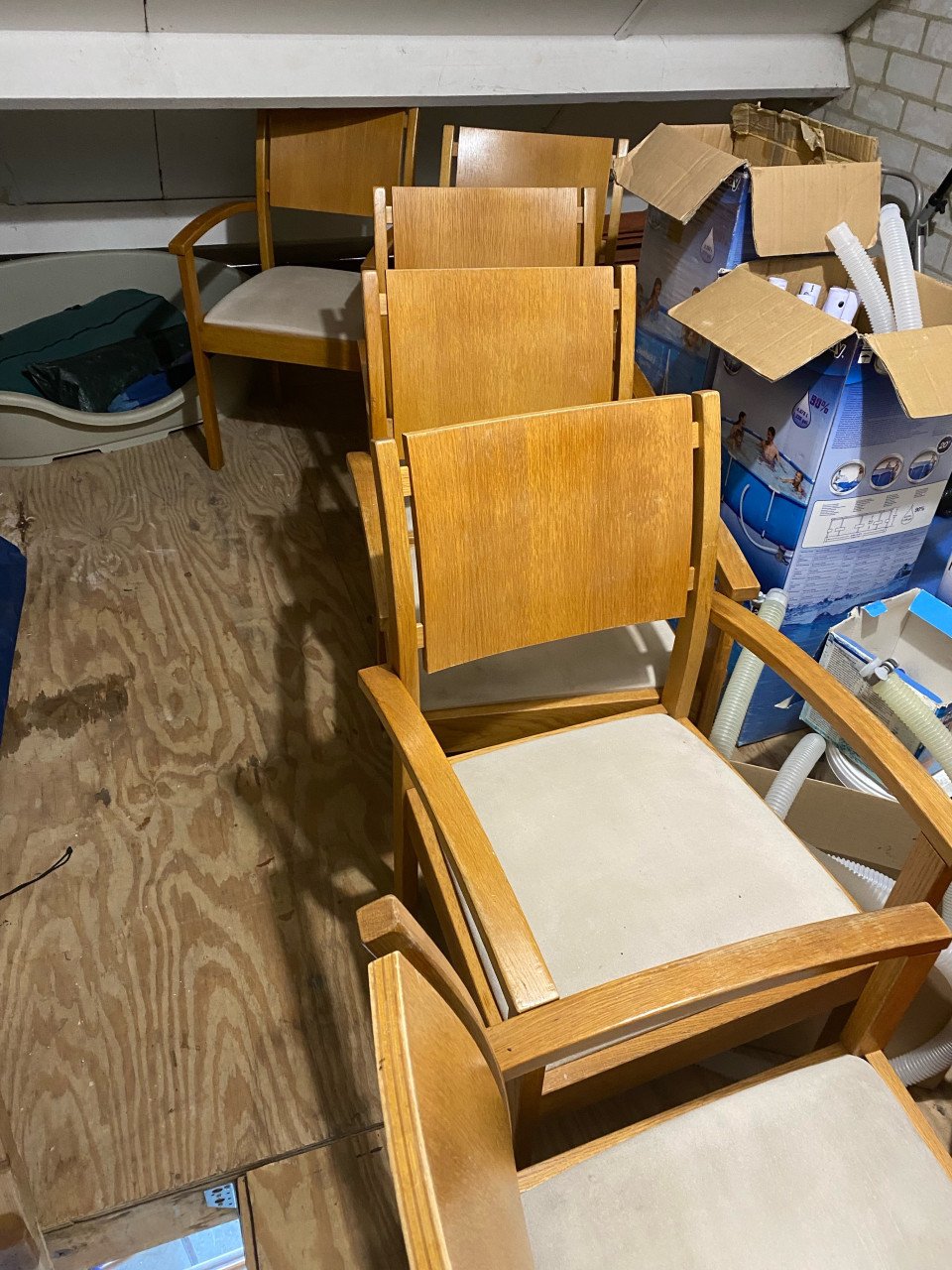 Grote tafel 225 cm met 6 bijpassende stoelen.