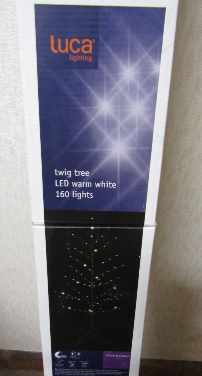 Kerstboompje +Tak met standaard Led. voor bosje bloemen.