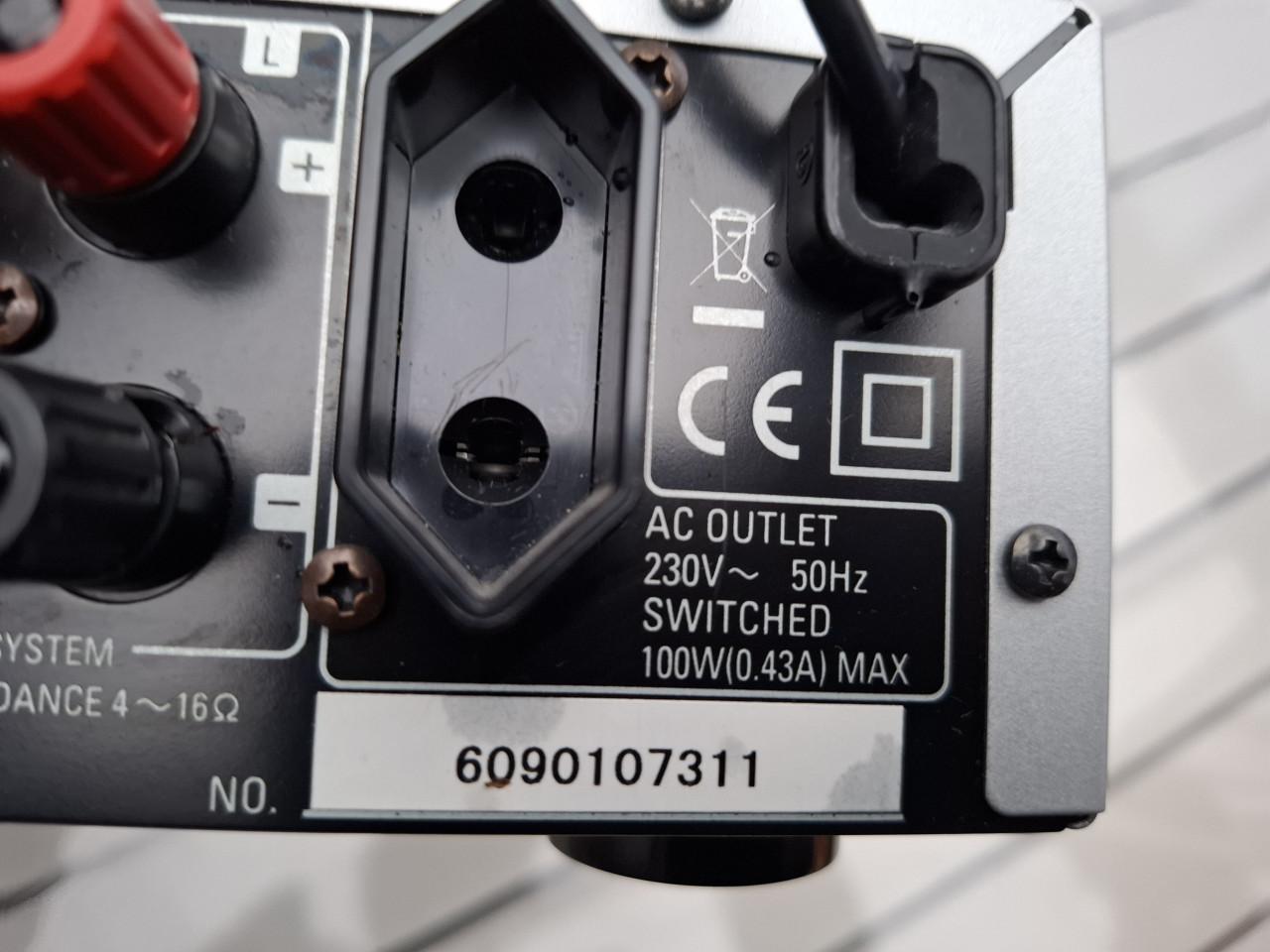 Denon DRA-F102 Receiver zilver.