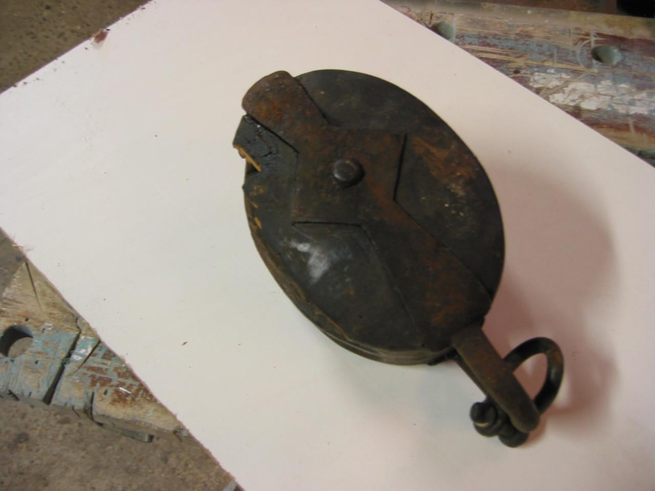 Scheepsblok met gesmeed buitenbeslag