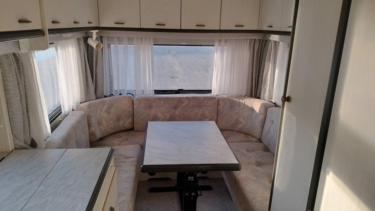 Hobby 460 met voortent en luifel