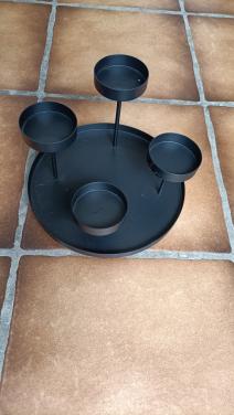 Waxinelichtjeshouder voor 4 waxinelichtjes. Zwart. Doorsnede 37 cm.