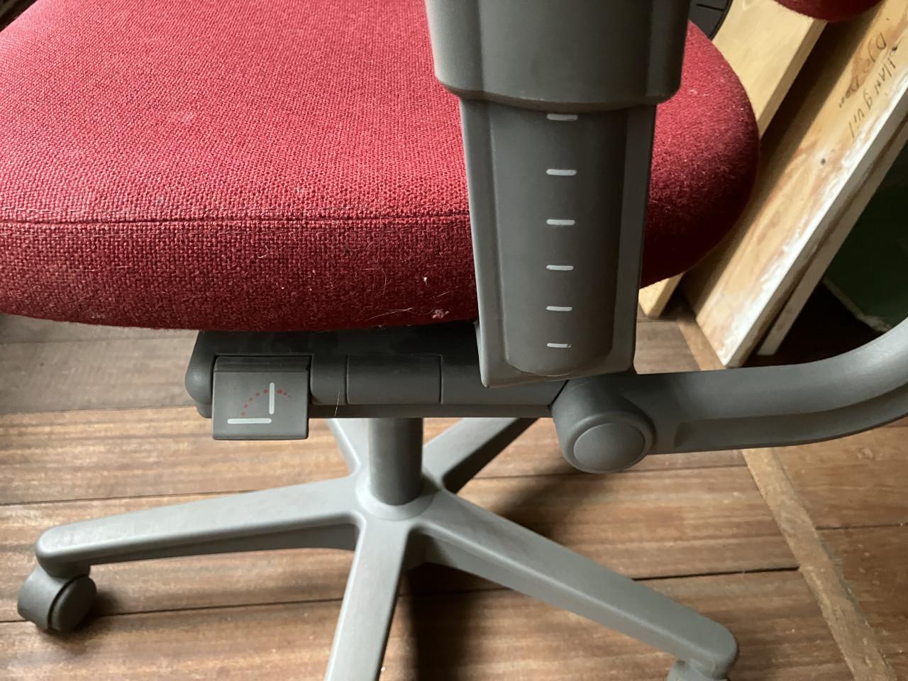 Twee bureaustoelen bordeauxrood