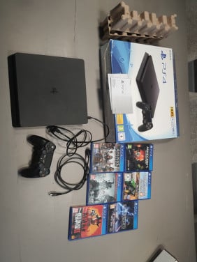 Playstation 4 met 6 spellen.