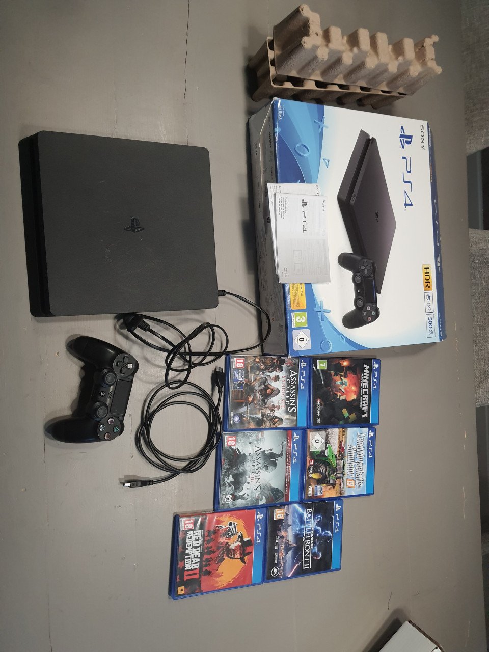 Playstation 4 met 6 spellen.