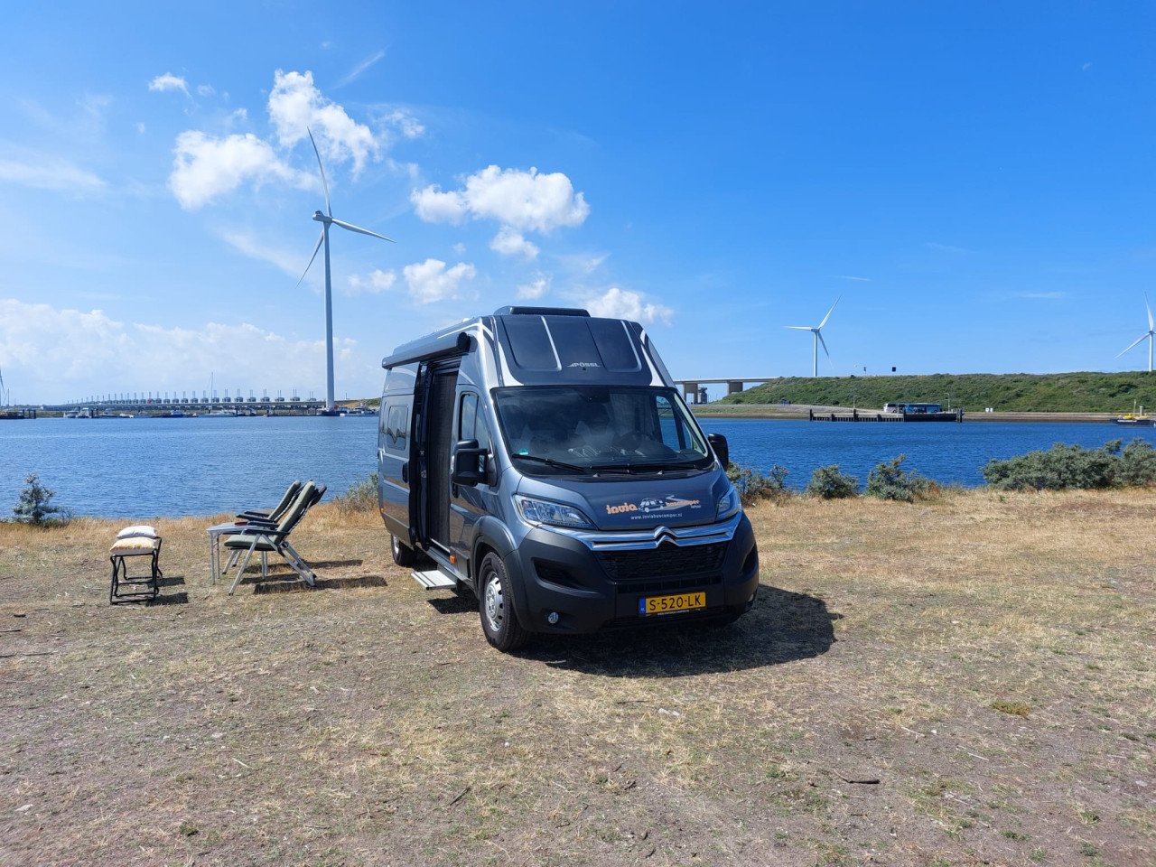 Boek nu onze Bus Camper : stahoogte 2,13 m en lengtebedden 2,08 m !!
