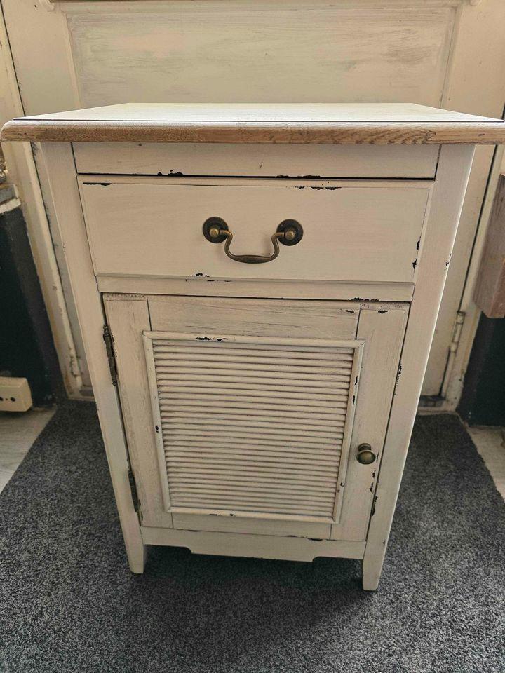 NACHTKASTJES, BEDBANKEN, TAFELS, STOELEN, KASTEN,