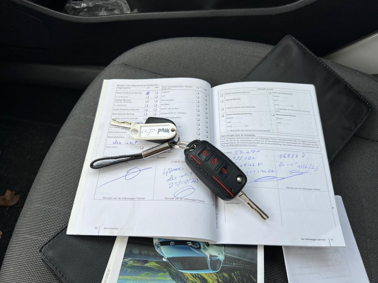 Als nieuw, VW Up uit 2013 met slechts 67.000 km Panoramadak!!