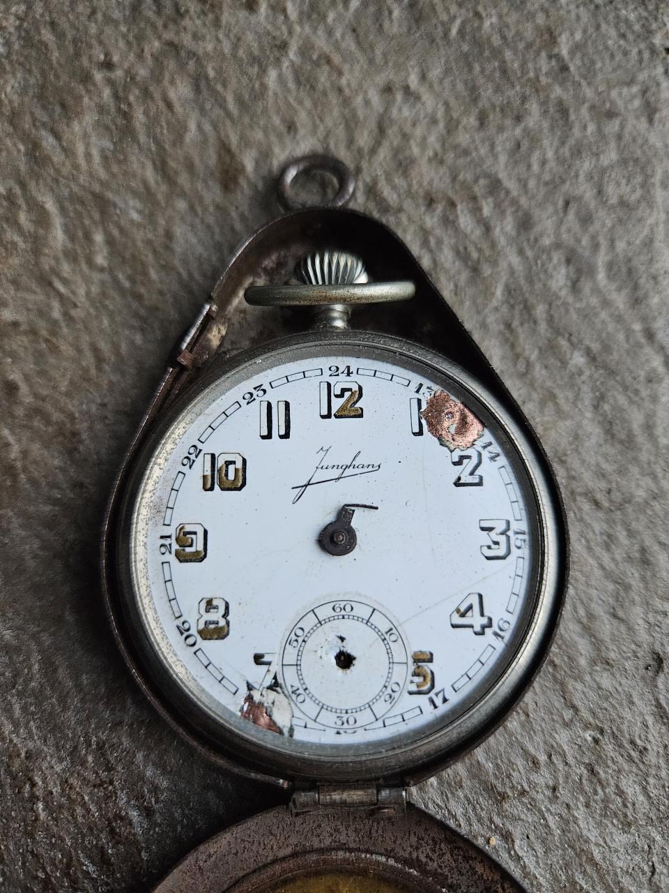 Antieke oude junghans zakhorloge met een gemerkte koker...