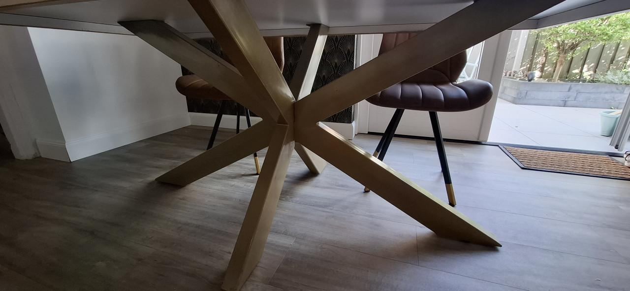 Eetkamertafel