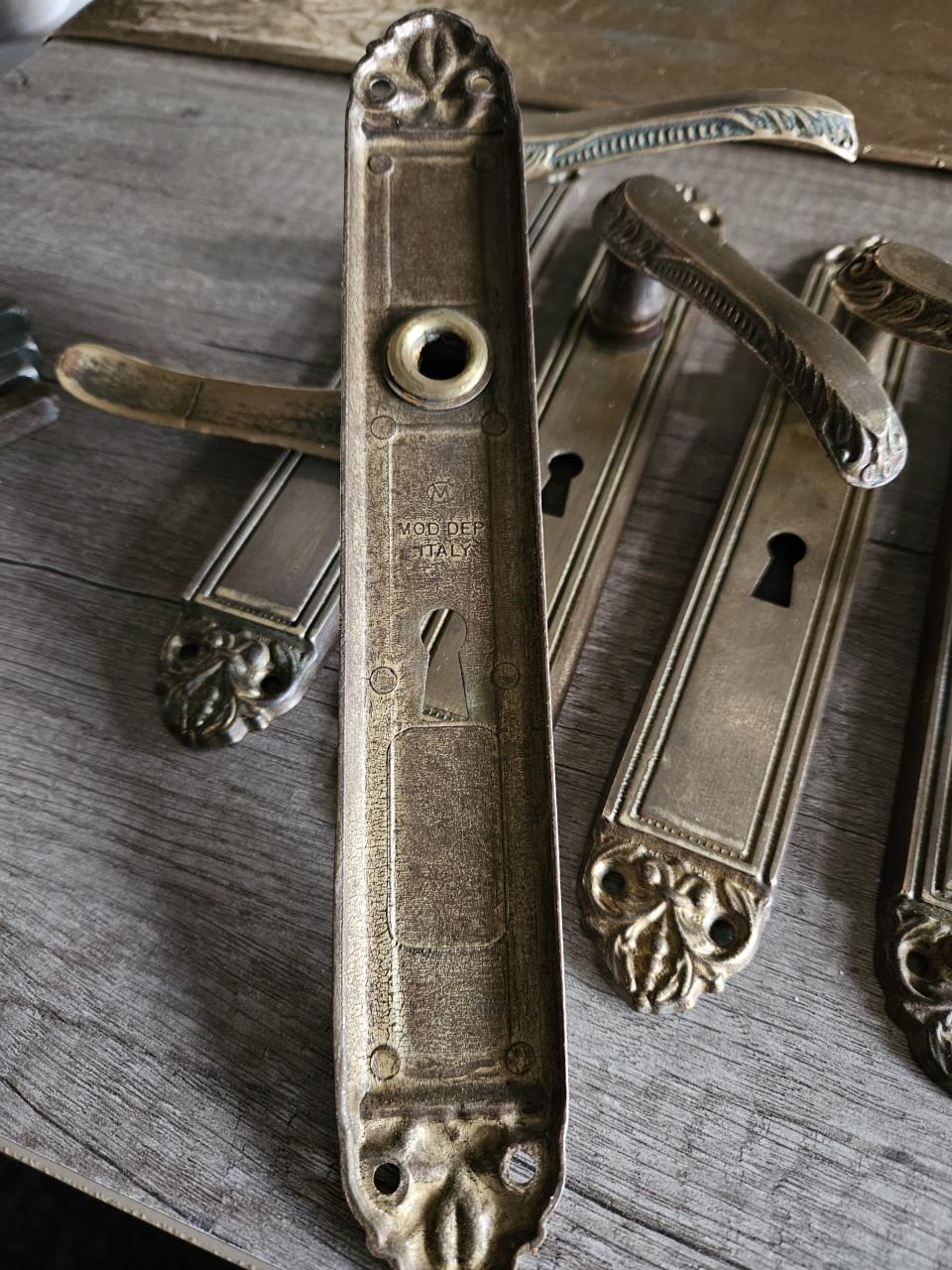 4 x antieke italiaanse deurbeslag met klinken, zijn compleet